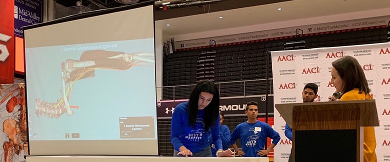 在竞赛期间 Karla（Eric 的学生之一）的照片